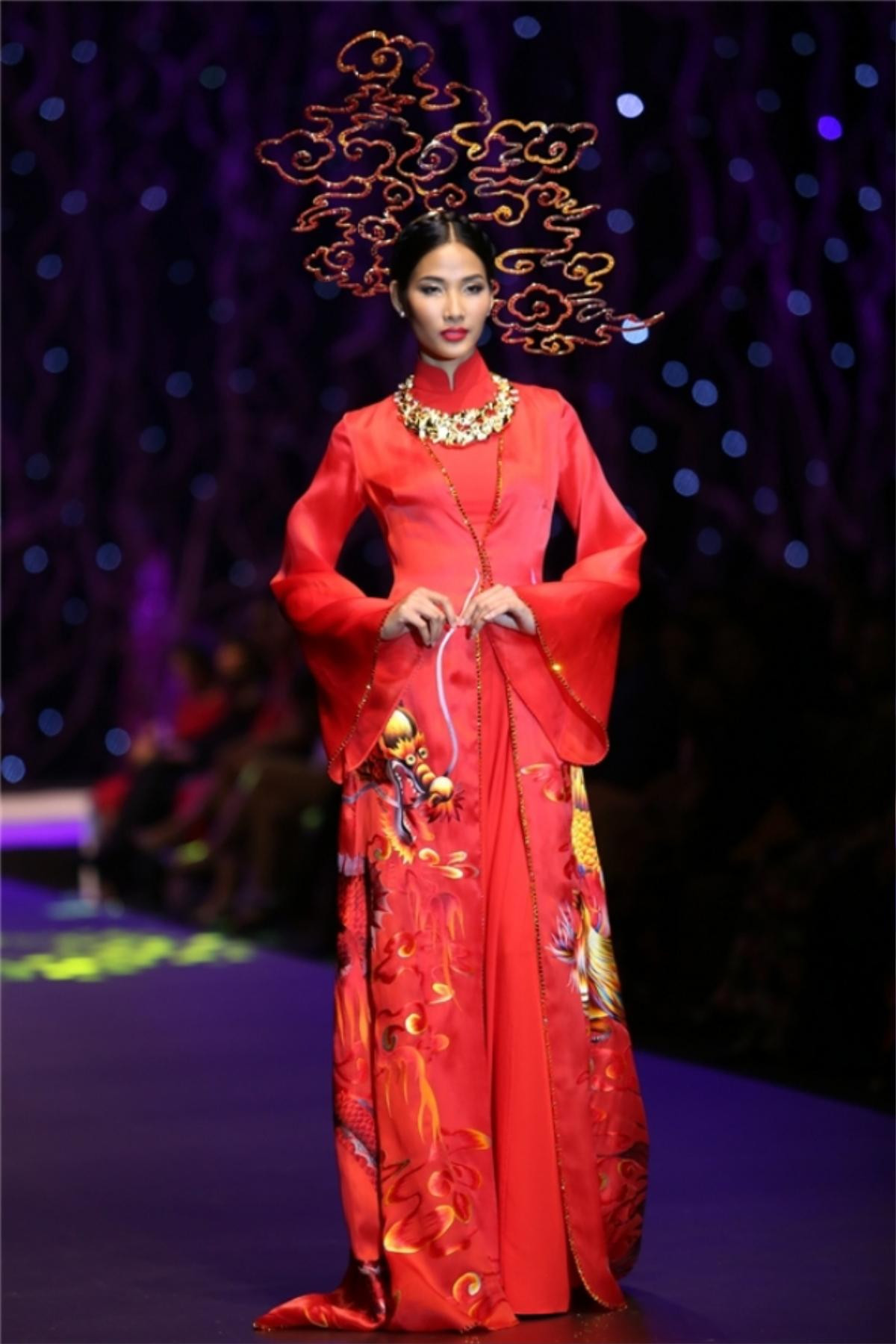 H'Hen Niê - Phương Khánh - Tiểu Vy diện áo dài cầu kì không kém National Costume thi quốc tế Ảnh 7